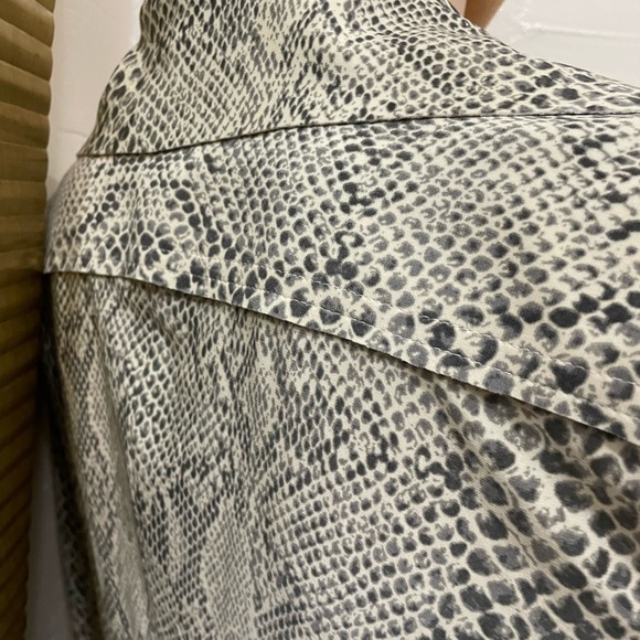 Norma kamali Womens Long-Sleeve Snake Print Button-Front Top - Neutral - Picture 10 of 13